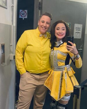 Jeannine Wacker Instagram - Das war sie also unsere tramtastische Einzelfahrt ins Liebesglück der Tarifzone Liebe 💛
Tramara, wir hatten uns nur kurz, aber du hast dir einen großen gelben Platz in meinem Herzen gesichert.
1000 Dank an alle, die dieses einzigartige Projekt über Monate hinweg zum Leben erweckt haben. Danke, dass ihr sowas Cooles, Wahnwitziges gewagt habt und dass ich ein Teil davon sein und Tramara Leben einhauchen durfte. Und das Ganze auch noch zusammen mit so vielen tollen Menschen auf, hinter, neben und vor der Bühne. Danke danke danke ♥️ Es war mir ein geistiges Blumenpflücken und ein inneres Walzertanzen mit euch! 
Au reservoir und hoffentlich bis bald 💛

@bvg_weilwirdichlieben @not.a.machine @jungvonmatt @digitalsinn @koljabustorf @daniel_duendar 
@schnulia @lotti_schwerdtner 
@nnizzle @cucic

Director: @christoph.drewitz Choreographer: @jonathan_huor Music Director: @haukewendt Set&Costume: @theadamnee
Lighting: @fifdotficreative
Assistant Directors: @robin_scheeL_official @kokomilk.gmbh
Costume maker/supervision: @claudia.claudni
Wig designer: @jambededinde Prop designer: @karolinehinz
Assistant designers: @nicolekosrin @nathan_hoad_

Cast
@mynameis_jendrik
@gino.emnes
@nico.went
@steffi_irmen
@ilias.sidiyacoub
@stesibleifuss
@saf.tig
@alina.antje.niehaus
@dom.mue 
@veronikadevries 

#tramaraOut 
#BVG #Musical #Tramara #Admiralspalast #Berlin
#bvgmusical #tarifzoneliebe #jungvonmatt #digitalsinn #actress #musicaltheatre
