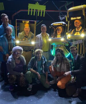 Jeannine Wacker Instagram - Das war sie also unsere tramtastische Einzelfahrt ins Liebesglück der Tarifzone Liebe 💛
Tramara, wir hatten uns nur kurz, aber du hast dir einen großen gelben Platz in meinem Herzen gesichert.
1000 Dank an alle, die dieses einzigartige Projekt über Monate hinweg zum Leben erweckt haben. Danke, dass ihr sowas Cooles, Wahnwitziges gewagt habt und dass ich ein Teil davon sein und Tramara Leben einhauchen durfte. Und das Ganze auch noch zusammen mit so vielen tollen Menschen auf, hinter, neben und vor der Bühne. Danke danke danke ♥️ Es war mir ein geistiges Blumenpflücken und ein inneres Walzertanzen mit euch! 
Au reservoir und hoffentlich bis bald 💛

@bvg_weilwirdichlieben @not.a.machine @jungvonmatt @digitalsinn @koljabustorf @daniel_duendar 
@schnulia @lotti_schwerdtner 
@nnizzle @cucic

Director: @christoph.drewitz Choreographer: @jonathan_huor Music Director: @haukewendt Set&Costume: @theadamnee
Lighting: @fifdotficreative
Assistant Directors: @robin_scheeL_official @kokomilk.gmbh
Costume maker/supervision: @claudia.claudni
Wig designer: @jambededinde Prop designer: @karolinehinz
Assistant designers: @nicolekosrin @nathan_hoad_

Cast
@mynameis_jendrik
@gino.emnes
@nico.went
@steffi_irmen
@ilias.sidiyacoub
@stesibleifuss
@saf.tig
@alina.antje.niehaus
@dom.mue 
@veronikadevries 

#tramaraOut 
#BVG #Musical #Tramara #Admiralspalast #Berlin
#bvgmusical #tarifzoneliebe #jungvonmatt #digitalsinn #actress #musicaltheatre