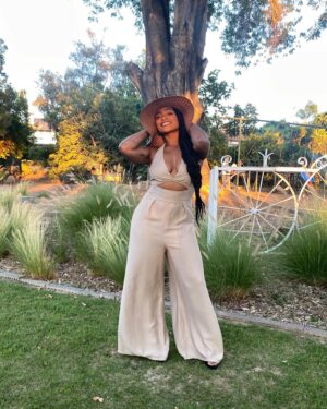 Jeanté Godlock Instagram - when your little sis gets married. show up and show out. @kiden.small  you’re married!! 🥺 what is life?!?