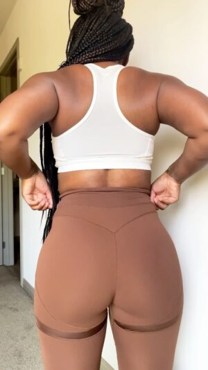 Jeanté Godlock Instagram - we love when the nude is actually nude… iykyk ✊🏾🤍🤎

bra/leggings: @gymshark