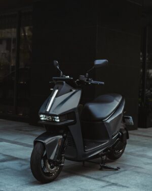 Jed Chung Instagram - 不敢相信！ Gogoro Pulse 真的太帥了 

過去騎乘機車在大都市裡穿梭
都只是為了在擁擠的交通中換取一些時間的便利手法

然而這次有機會試騎 Gogoro Pulse
我的視覺觀感像是被炸裂地體無完膚！！！！
很喜歡這次的車型
風切感的外型搭配灰色的車身
利用減法的思維除去不必要的裝飾
讓車頭至車尾達到一致的平衡效果並將風阻降低到最好效果
反倒把科技跟未來感拉到最大值
你不覺得騎上它感覺就像是騎乘一隻時空旅豹嗎？

不僅外型！Gogoro Pulse 的軟硬體也大幅提升！

我的駕駛習慣就是在符合規定及速限的極限範圍內抵達目的地的那種人 😂
這次 Gogoro Pulse 從靜止加速到時速 50 公里只要 3.05 秒
對於需要極限操速的我來說真的被圈中（但老話一句，安全才是第一）

再來是這個大的誇張的 iQ Touch HD 數位儀表和頭燈
你們看到的可能是科技力 但我看到的是對騎乘者的貼心
以前騎車因為怕會下意識習慣去滑手機所以選擇不裝手機支架
要去一些陌生地都是戴著耳機聽手機導航要不然就是把路線背下來
後果就是常常會走錯路
這次的 10.25 吋全景觸控螢幕不只可以顯示騎乘數據
還提供地圖導航與即時路況！
讓騎乘者能夠更專注安全性大大提升！

頭燈的部分除了吸睛外觀 功能性更是再次升級
具有 13 顆 LED 搭配主動彎道輔助燈
整體照射角度大幅擴增到 80 度
可以根據騎乘的速度與轉彎傾角調整到最適合當下的照明光源
在燈光不佳的路段確保可以看清車前與彎道的路況真的安心非常多！

最後是 Apple 錢包機車鑰匙
高中剛考到駕照的我馬上騎著家裡的機車去學校上課
那天是晚自習結束準備要把車騎回宿舍
還很帥地說要載同學一程
結果東摸西找我真的找不到車鑰匙
書包倒出來只有鉛筆盒跟我的絕望
最後硬掰開車廂的一點點縫隙
請同學手伸進去撈才撈到舒舒服服躺在裡面的車鑰匙
很早就知道 Gogoro 可以智慧開鎖
但沒想到現在已經支援到不用喚醒 iPhone 或 Apple Watch
輕輕靠上就可以直接解鎖或鎖上機車
總不可能⋯⋯手機跟 Apple Watch 都被我鎖在車廂⋯⋯吧？

這次試騎體驗下來
發自內心覺得 Gogoro Pulse 的車體外型與性能都非常貼合現代人的需求跟喜好
也打破我對機車性能既定的印象
喜歡追求速度的你絕對不能錯過！

4/30 前購車，還能抽星宇航空商務艙來回機票
https://letsgogo.ro/3IUq0bU

#GogoroPulse
#電馭新物種
#Apple錢包機車鑰匙
#Gogoro
@gogoro_taiwan