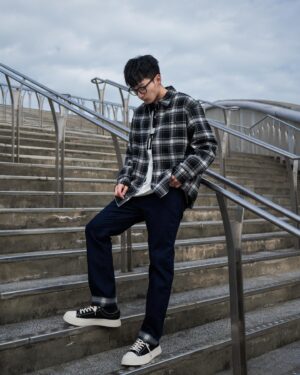 Jed Chung Instagram - 前幾天趁著工作空檔，把握了最後的好天氣，帶著Gap最新一季的城市機能系列還有復古休閒系列出門好好的踩沙踏青了一番！

這次在挑選復古休閒系列的時候，一度把記憶拉回國高中時期出門標配的格子元素，法蘭絨的材質撐起了整件襯衫的磅數，內裏貼心的刷毛也非常適合近期降溫的天氣。再來我要說說這個拼接直筒牛仔褲！國中求媽媽買的那件到現在還在我的衣櫃裡！印象中那個年代的潮男都少不了一件，現在居然還能買到這個復刻元素，只能說復刻誠可貴，回憶價更高啊！

而城市機能系列，防潑水材質的飛行外套，加上實用的多口袋設計，讓人一件就可以上山下海走入街頭，而內裏的撞色外套跟褲子上的小釘釦也讓低調的色系裡多了一些繽紛！

下禮拜冷氣團準備強勢來襲了，你準備好你的禦寒裝備了嗎！如果還沒，就交給新一季的Gap吧！

@gaptaiwan 
#gaptaiwan#gapootd#iamgap新裝出發