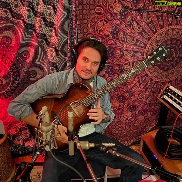 Jeff Bridges - 13K Likes - āJust put it on a record. Sounds great. Itās a winner.ā - @johnmayer
So cool that John Mayer is jamming on my new ALL IN THIS TOGETHER @BreedloveGuitar. These guitars are so special because they are made from sustainable wood. John - so glad you're digging it, man. Enjoy!
You can get it at @LostChordGuitars: https://www.lostchordguitars.com/store