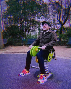Jeff Panacloc Instagram - 🥸 **Légende** 🥸
Eh bien, j’ai cherché une légende pour cette photo surprenante sans succès 😅. Alors, je vais vous laisser proposer vos légendes en commentaire. Ça vous dit ? Oui ? Allez, ok...

Par ailleurs, mes projets progressent bien. Je vais essayer de filmer l’évolution du désordre, ahah. Je ne suis pas un vlogeur né, mais je trouve que c’est plutôt cool :)

J’ai vraiment peur de ce que je suis en train de faire, alors souhaitez-moi bonne chance 🍀.

Love you ❤️🙃