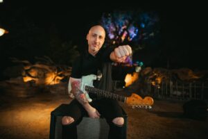 Jeff Stinco Instagram - Here are a few moments from the ‘Can You Feel the Love Tonight’ video shoot we captured at @disneysanimalkingdom. @lucasallegretto did a fantastic job, and I’m really happy with how this version of the song turned out.

@fender @fendercustomshop @revvamps @fenderbilly @daddarioandco @kojofit @simpleplan