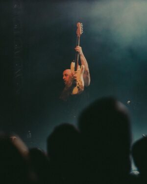 Jeff Stinco Instagram - Bataclan spectacle 1/3. Quelle superbe soirée! Vous avez été incroyables! Quelle merveilleuse manière de reprendre la tournée après quelques semaines à la maison. Aujourd’hui, je pars à l’exploration de la Capitale avant le test de son. 

First of three shows in Paris. I’m so happy to be spending a few days in the most romantic city in the world. 

Photo: @shotbywozniak