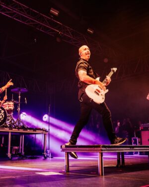 Jeff Stinco Instagram - I have no idea why guitar noodling became synonymous with sticking my tongue out in front of large amounts of people watching me play guitar 🤷‍♂️🎸🤘

Photo: @annaleemedia 

@aristidesguitars @daddarioandco @jimdunlopusa