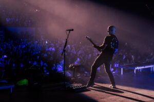 Jeff Stinco Instagram - Music is my therapy, and the stage is my sanctuary

Photo: @annaleemedia