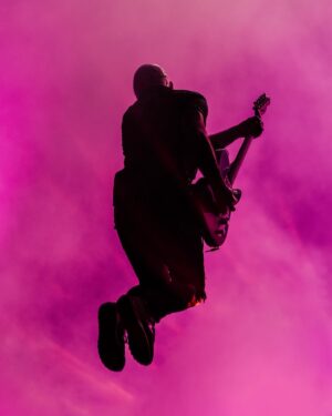 Jeff Stinco Instagram - Sick artsy pics from the Curitiba show by @annaleemedia - At the beach in Recife right now, please leave me a message 😜

@revv @tedstevensonguitars @twonotesaudio @daddarioandco
