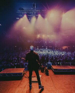 Jeff Stinco Instagram - Mom’s advising a wardrobe upgrade for Paris – swapping band tees for dress shirts. Pop Punk in the city of love? Challenge accepted! 🇫🇷🤘

Paris, nous avons déjà joué à l’Olympia, le Zénith, Bercy…mais ces trois soirs @bataclanofficiel resterons figés dans ma mémoire à jamais comme étant notre passage le plus magique dans votre magnifique ville. Merci pour cette réception de feu! 🔥 

Photo: @shotbywozniak