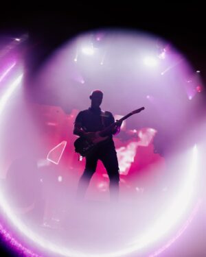 Jeff Stinco Instagram - Sick artsy pics from the Curitiba show by @annaleemedia - At the beach in Recife right now, please leave me a message 😜

@revv @tedstevensonguitars @twonotesaudio @daddarioandco