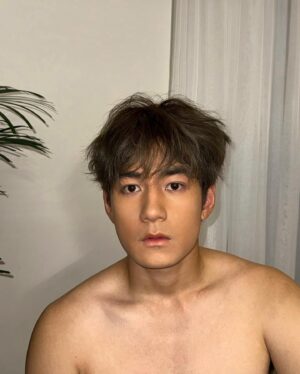 Jeffrey Ngai Instagram - Who are you?😵‍💫
話說嚟緊入組拍戲要黑啲，所以自己想率先試下黑咗嘅感覺
但黑過身體會係好事嗎？🤔

#真係好黑好黃 #笑到停唔到 #最後個張係黑到灰咗