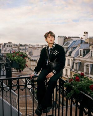 Jeffrey Ngai Instagram - Paris calling 🎶 終於好天影到balcony 相🌼
see you guys later

開估今晚睇show look
恭喜估中嘅幸運兒🐑會有寶麗來一張🤓

#LVMENSS25
#LOUISVUITTON
#PharrellWilliams
@louisvuitton