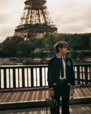 Jeffrey Ngai Instagram - Paris calling 🎶 終於好天影到balcony 相🌼
see you guys later

開估今晚睇show look
恭喜估中嘅幸運兒🐑會有寶麗來一張🤓

#LVMENSS25
#LOUISVUITTON
#PharrellWilliams
@louisvuitton