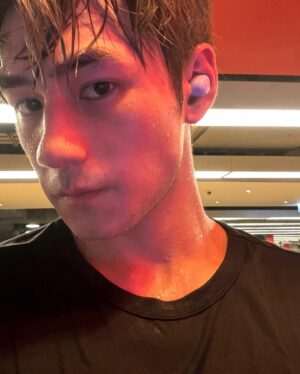 Jeffrey Ngai Instagram - 懷疑自拍再唔識第個角度影，頸都會斷埋🫠