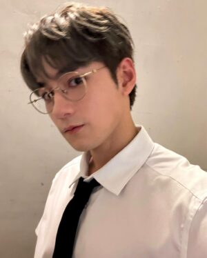 Jeffrey Ngai Instagram - 懷疑自拍再唔識第個角度影，頸都會斷埋🫠
