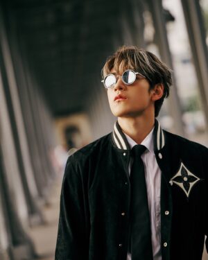Jeffrey Ngai Instagram - Paris calling 🎶 終於好天影到balcony 相🌼
see you guys later

開估今晚睇show look
恭喜估中嘅幸運兒🐑會有寶麗來一張🤓

#LVMENSS25
#LOUISVUITTON
#PharrellWilliams
@louisvuitton