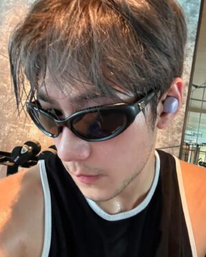 Jeffrey Ngai Instagram - 懷疑自拍再唔識第個角度影，頸都會斷埋🫠