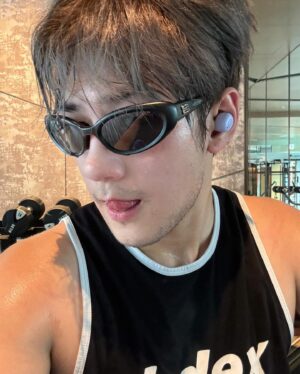 Jeffrey Ngai Instagram - 懷疑自拍再唔識第個角度影，頸都會斷埋🫠