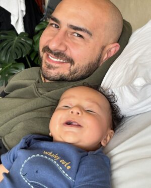 Jeirmarie Osorio Instagram - ¡Feliz Día de los Padres!
Por acá mi esposo @_juanvalencia_ estrenándose como papá. Les cuento que más afortunada no puedo ser. Si como ser humano es un amor, como papá, ni se diga. Agradezco al cielo que lo haya puesto en mi vida y me haya regalado el privilegio de ser mamá en esta vida. Soy muy feliz. Te amamos papá! 
#fathersday #diadelospadres