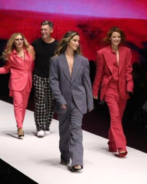 Jelena Stupljanin Instagram - "Give peace a chance STOP WAR, "  by BOŠKO @martinivestoofficial @belgradefashionweek 
Hvala mili @brobos1 za čarobno veče ❤️
📸by @dusko.vukic