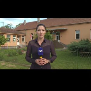 Jelena Stupljanin Instagram - Devojcica iz Toponice je vracena u skolu. Jedna mala pobeda. Svih nas koji smo radili na tome da se ovaj slucaj digne sa mrtve tacke i, cak, da ne ode u suprotnom smeru. 

Na zalost, put ka pravdi je dug - ona pohadja nastavu sama - izolovana od svih drugih djaka iz njenog odeljenja jer su tri decaka i dalje nekaznjeni, tu. 
Advokat i porodica, zajedno sa Centrom za socijalni rad, nastavljaju borbu za pravdu.

Ali, pokazali smo da svaki glas, svaki vid podrske znaci! I da uvek postoji nacin, ako smo zajedno, ako smo solidarni, ako nismo sami. 

Ona sigurno nije sama. Niti je, na zalost, usamljen slucaj. I na tome cemo insistirati, do kraja. ✊