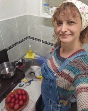 Jelena Stupljanin Instagram - Dnevnik jednog mini odmora: Uspela sam da se nateram te subote da ipak ofarbam jaja. Doduše samo u crvenu boju iako sam sa Goricom danima pre toga razmenjivala ideje o farbanju. Ali, nije mi se dalo. Bio je previše tužan petak i nisam mogla da prestanem da mislim o tome kako ne znam šta da radim sa tom tugom i očajem. Pa sam se čula sa Anom i shvatile smo da smo u istom stanju duha! To je dobro znati. Nisam jedina "ovakva". 
Bojan ima nove radne pantalone i realno mu mnogo dobro stoje. Svaki dan radi, i jako sam ponosna na njega. Duško je zbunjen, kao uostalom i ja, previše smo "gradski" za selo, a sa druge strane, prijaju nam široka polja, cvrčci u tišini, izmorenost nakon dugih šetnji, ustajanje u zoru... Sve je lepo. Sve je prelepo! Vazduh, priroda, voda. I sve je u Srbiji. Samo da tako i ostane...molim se. Kada bi mogli ovako spokojno da se osećamo dok smo u Beogradu....
Pa, dobro. Imam prava da maštam. Ipak je ovo moj dnevnik.