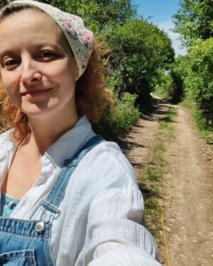 Jelena Stupljanin Instagram - Dnevnik jednog mini odmora: Uspela sam da se nateram te subote da ipak ofarbam jaja. Doduše samo u crvenu boju iako sam sa Goricom danima pre toga razmenjivala ideje o farbanju. Ali, nije mi se dalo. Bio je previše tužan petak i nisam mogla da prestanem da mislim o tome kako ne znam šta da radim sa tom tugom i očajem. Pa sam se čula sa Anom i shvatile smo da smo u istom stanju duha! To je dobro znati. Nisam jedina "ovakva". 
Bojan ima nove radne pantalone i realno mu mnogo dobro stoje. Svaki dan radi, i jako sam ponosna na njega. Duško je zbunjen, kao uostalom i ja, previše smo "gradski" za selo, a sa druge strane, prijaju nam široka polja, cvrčci u tišini, izmorenost nakon dugih šetnji, ustajanje u zoru... Sve je lepo. Sve je prelepo! Vazduh, priroda, voda. I sve je u Srbiji. Samo da tako i ostane...molim se. Kada bi mogli ovako spokojno da se osećamo dok smo u Beogradu....
Pa, dobro. Imam prava da maštam. Ipak je ovo moj dnevnik.