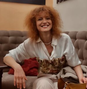 Jelena Stupljanin Instagram - Kad se setim koliko dugo nisam volela što imam kovrdžavu kosu, što sam 'drugačija' od svih devojčica, pa onda i devojaka, sa 'normalnom' ravnom kosom... Koliko puta smo sve mi poželele da izgledamo kao neka druga 'lepša' žena, nervirajući se što nemamo 'ovo ili ono'. 
Koliko mi je samo trebalo da prihvatim da sam super baš ovako "čupava" i da mogu da menjam svoj izgled jer mi je to "ćef" a ne zato što "trebam da budem lepša". 🌸💜
U to ime, hvala drugo moja @tamaradragicevic za ovu fotku! 💜🥰