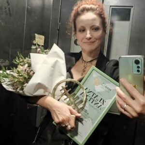 Jelena Stupljanin Instagram - Jako sam srećna i nadasve nestrpljiva da objavim😂 pa dok ne dodju nešto oficijelnije (lepše)fotke, evo me,  spontano iz lifta, sa nagradom Zlatna Antena, koja nosi ime "Radmila Savićević" za najbolju žensku epizodnu ulogu u TV seriji "NEMIRNI" @fedis.festival.official  Živeli!! ❤️🎉