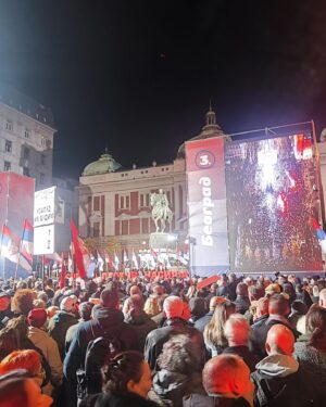 Jelena Stupljanin Instagram - Onaj osećaj kad ti je mnogo lepo što si u Beogradu. Sinoć, prolazim pored ljudi, smeju se, vedri su, idu im suze radosnice, grle se.... Dobro je. Ima nade. Za promene. 

Izadji i ti. Trebaš mi. Molim te. 
17.12.