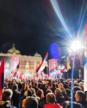 Jelena Stupljanin Instagram - Onaj osećaj kad ti je mnogo lepo što si u Beogradu. Sinoć, prolazim pored ljudi, smeju se, vedri su, idu im suze radosnice, grle se.... Dobro je. Ima nade. Za promene. 

Izadji i ti. Trebaš mi. Molim te. 
17.12.