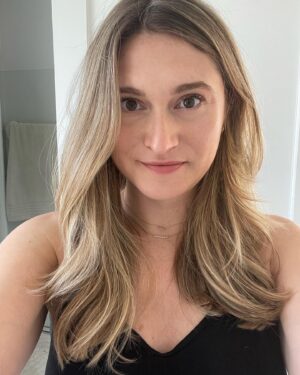 Jenna Doolittle Instagram - Sooo I did a thing this weekend. 🤗

They say blondes have more fun, right?! Feeling fun. 😘 

Also, good stylists are total magic. The change they can give you is so much more than what’s on the outside, but the confidence you get to walk out the door with. ❤️ (cc: @jessien615 who taught me that a long time ago 😘)

👉Swipe 2 for the basic brown before & 3 for some love. 

👉Color by @cameroncancholahair ❤️
👉Cut by @brecolehair ✂️

#glowup #nofilter #salonday #hairstyles #haircolorgoals