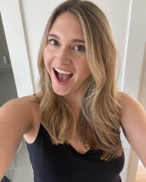 Jenna Doolittle Instagram - Sooo I did a thing this weekend. 🤗

They say blondes have more fun, right?! Feeling fun. 😘 

Also, good stylists are total magic. The change they can give you is so much more than what’s on the outside, but the confidence you get to walk out the door with. ❤️ (cc: @jessien615 who taught me that a long time ago 😘)

👉Swipe 2 for the basic brown before & 3 for some love. 

👉Color by @cameroncancholahair ❤️
👉Cut by @brecolehair ✂️

#glowup #nofilter #salonday #hairstyles #haircolorgoals