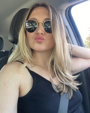 Jenna Doolittle Instagram - Sooo I did a thing this weekend. 🤗

They say blondes have more fun, right?! Feeling fun. 😘 

Also, good stylists are total magic. The change they can give you is so much more than what’s on the outside, but the confidence you get to walk out the door with. ❤️ (cc: @jessien615 who taught me that a long time ago 😘)

👉Swipe 2 for the basic brown before & 3 for some love. 

👉Color by @cameroncancholahair ❤️
👉Cut by @brecolehair ✂️

#glowup #nofilter #salonday #hairstyles #haircolorgoals