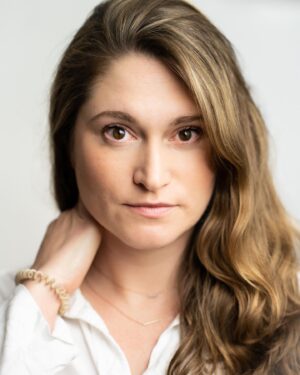 Jenna Doolittle Instagram - ✨The hubs has really gotten into photography & I’m here for it. 

✨When I was off social media last week we took some pics together just for fun. No fancy hair or makeup, no branding, just me. 🤗

✨I think he’s pretty legit. 

📸by @matttenteheadshots
.
.
.
.
#portraitphotography #headshots #actorslife #artistsoninstagram #photoshoot