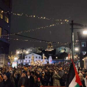 Jenna Kanell Instagram - Not that long ago, my Ashkenazi family immigrated to America to evade mass murder. So when I see similar atrocities unfolding in other populations, knowing which side of history to stand on is not “complicated.” Please don’t let the interests of the military industrial complex convince you otherwise: we can all fight antisemitism, and speak out against imperialism, simultaneously. Nothing justifies genocide.

#CeasefireNow