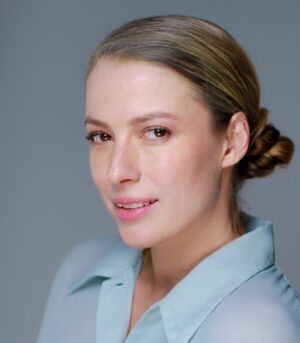 Jenna Saras Instagram - I could be your sister, your Aunty or your Mum. Perhaps a Lawyer , Doctor or a Therapist .
Acting is all about shape shifting. 

I'm very happy to a range of epic headshots from my friend the talented @harrfastfotos 
DM him 

#actorslife #actress #headshot
