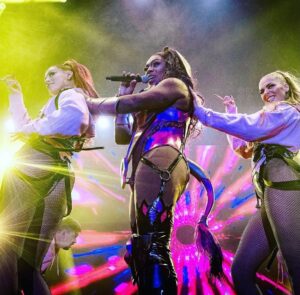 Jenni Thomasson Instagram - Little photo/video dump from this summer’s shows 💖. It’s been amazing working with so many incredible dancers, including some of the most talented dancers in the UK and the incomparable @deananthlee! Being back on stage with @todrick feels like being back home 🥰. #todrickhall #worldpride #dragfest