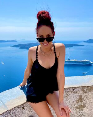 Jenni Thomasson Instagram - I was literally & figuratively on top of the world last week in Greece! What a dream 🥰. It feels so damn good to be traveling and performing again! Beyond thankful to be fully vaxxed and for the zillion covid tests that made this adventure possible and kept us safe 🙌💉