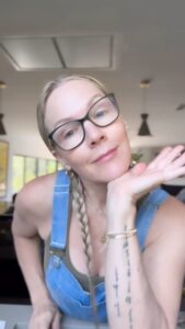 Actress Jennie Garth HD Photos and Wallpapers July 2024