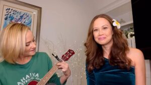 Jennie Kwan Instagram - Sending a little Christmas holiday cheer your way. 🎄❤️🏄🏽‍♀️🌴⭐️
.
.
.
#melekalikimaka #christmas #singer #friendsforever #peaceonearth #christmascheer #ukelele #ilovehawaii #lahainastrong