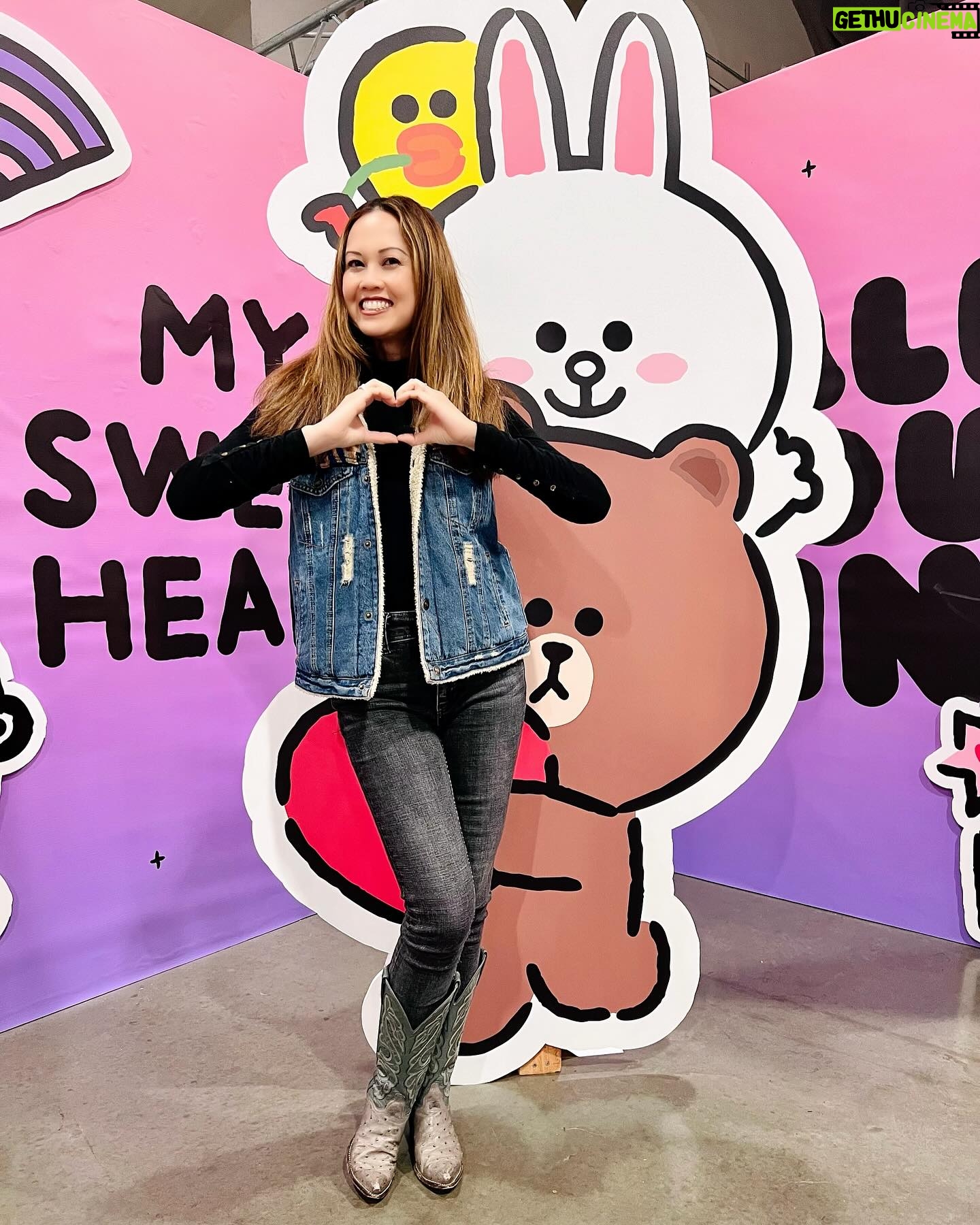 Jennie Kwan - 1K Likes - Thanks to @animeimpulse and all of you who came out to Pomona this past weekend! It was so great to be say hey to my SoCal peeps AND sleep in my own bed. It was also great to meet VA friends like @suzie.yeung and @calvinnickelson from my amazing VO agency @atlas_talent in person! Perks to living in LA!!
.
.
.
#actor #voiceactor #animeimpulse #animeimpulsela2024 #comiccon #animecon #avatarthelastairbender #suki #streetfighter #streetfighter6 #chunli #meetandgreet #autographsigning