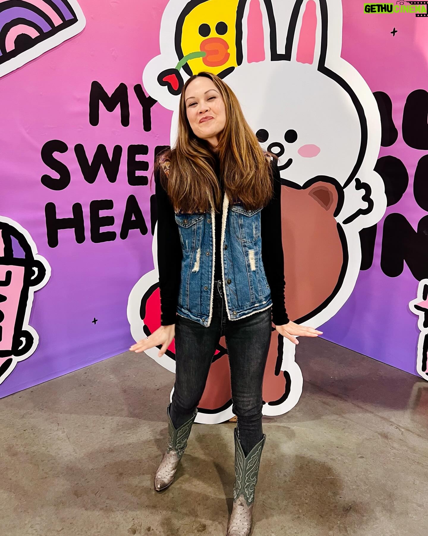 Jennie Kwan - 1K Likes - Thanks to @animeimpulse and all of you who came out to Pomona this past weekend! It was so great to be say hey to my SoCal peeps AND sleep in my own bed. It was also great to meet VA friends like @suzie.yeung and @calvinnickelson from my amazing VO agency @atlas_talent in person! Perks to living in LA!!
.
.
.
#actor #voiceactor #animeimpulse #animeimpulsela2024 #comiccon #animecon #avatarthelastairbender #suki #streetfighter #streetfighter6 #chunli #meetandgreet #autographsigning