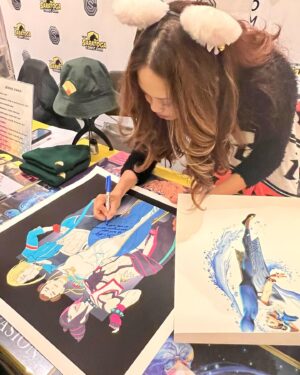 Jennie Kwan Instagram - Time flies fast when you’re having fun!  And we definitely did.  Thank you @saratogacomiccon for having me and thanks to all of you who came through and brought your warmth.  Until we meet again❤️❄️🫶
.
.
.
#actor #voiceactor #comiccon #animecon #avatarthelastairbender #atla #suki #streetfighter #chunli #scissorseven #meetandgreet #autographsigning #saratogasprings