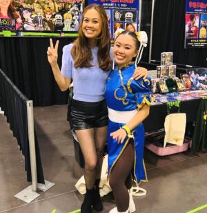 Jennie Kwan Instagram - A huge thank you to @sacanimeofficial for having me for yet another spectacular weekend!  It was a treat to see so many familiar faces, chat with those of you who weren’t able to meet me last year but came through this time around, and meet new friends.  Especially all my Chun-li’s!! All your energy helped to make the start of the year a blast! 
.
.
.
#voiceactor #vo #sacanime #animecon #animeconvention #avatarthelastairbender #suki #streetfighter #streetfighter6 #chunli #chunlicosplayer #fightinggames #fightinggamecommunity #meetandgreet #autographsigning