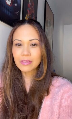 Jennie Kwan Instagram - Stepping back onto the theater stage to headline the Off Broadway whodunit murder mystery “Casualty at the Commack Comic Con Con Job” Sat March 9th & Sun March 10th at the Actor’s Temple Theater in NYC.

This is a love letter to all the fans, set in the world of comic con so, of course,  I’m excited to be a part of this! 

For more details and ticket info go to the Prekindle link in my bio.⬆️ NYC can’t wait to see you again!!
.
.
.
#actor #singer #voiceactor #whodunit #murdermystery #theater #musical #avatarthelastairbender #avatar #suki #mai #comiccon #offbroadway #nyc