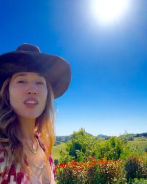 Jennifer Cheon Instagram - 🧙🏽‍♀️ of a little orchard.
La luna nos dio la bienvenida a casa.
No filter. Just NZ x Siri, how do you make jam?