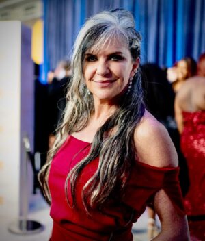 Jennifer Hale Instagram - reaching out for an assist. 
anyone who can get these updates done, thx a million for your help.