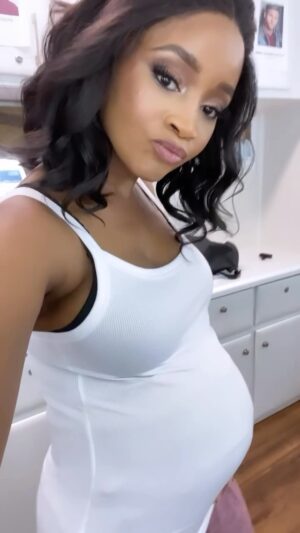 Jennifer Sears Instagram - HAPPY BUMP DAY!😜😂 #BTS moments of “Candice” bumpin’ to some music in the hair/makeup trailer.🤰🏾💃🏾 

Although I don’t think this is what Hammer meant.😳😂 Can y’all tell I was having too much fun with my bump?🤣 I ain’t gon lie tho… that mudda sucka was heavy.👀 Much respect to all the moms and expectant moms out there!🙌🏾

On to business… don’t miss the premiere of FIRST COMES LOVE THEN COMES MURDER💔 this Sunday July 16th at 9pm ET on @tvonetv.🔥

Starring: myself as CANDICE, @guyviaud.joseph as KEN, @rayanlawrence as DOUG, and @leslieblackacts as ALICIA 

Directed by: @mrbobbyyan and written by: @michellemckissic 

#lovethenmurder #thesuspenseisreal #suspense #thriller #tvone #swirlfilms #jennifersears #jensears #iamjensears